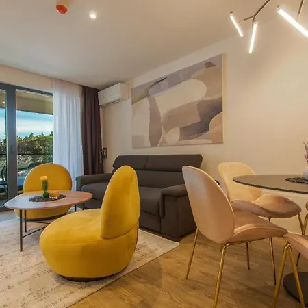 Lux Ella Apartment With Shared Pool Makarska Exterior photo