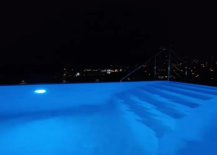 Lux Ella Apartment With Shared Pool