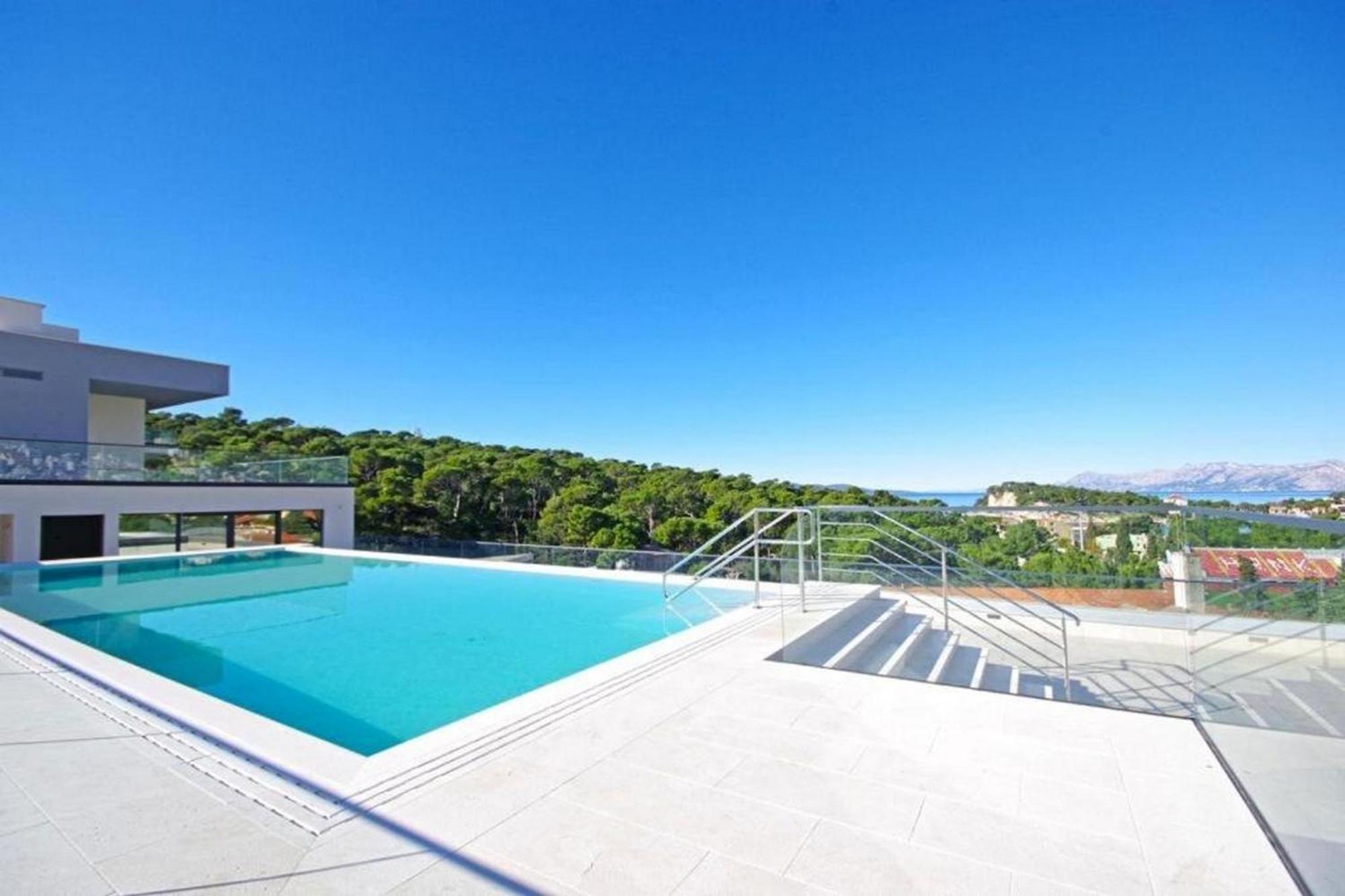 Lux Ella With Shared Pool