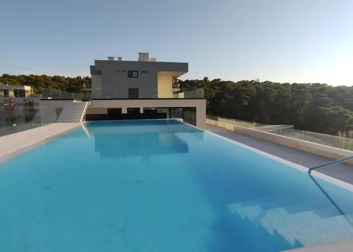 Lux Ella Apartment With Shared Pool