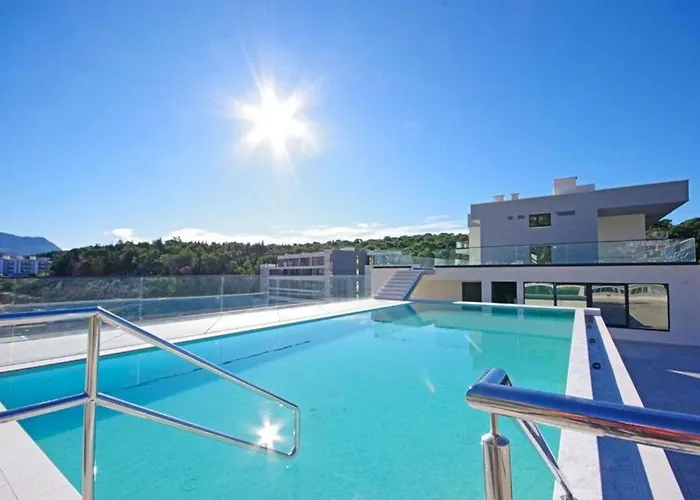 Lux Ella Apartment With Shared Pool